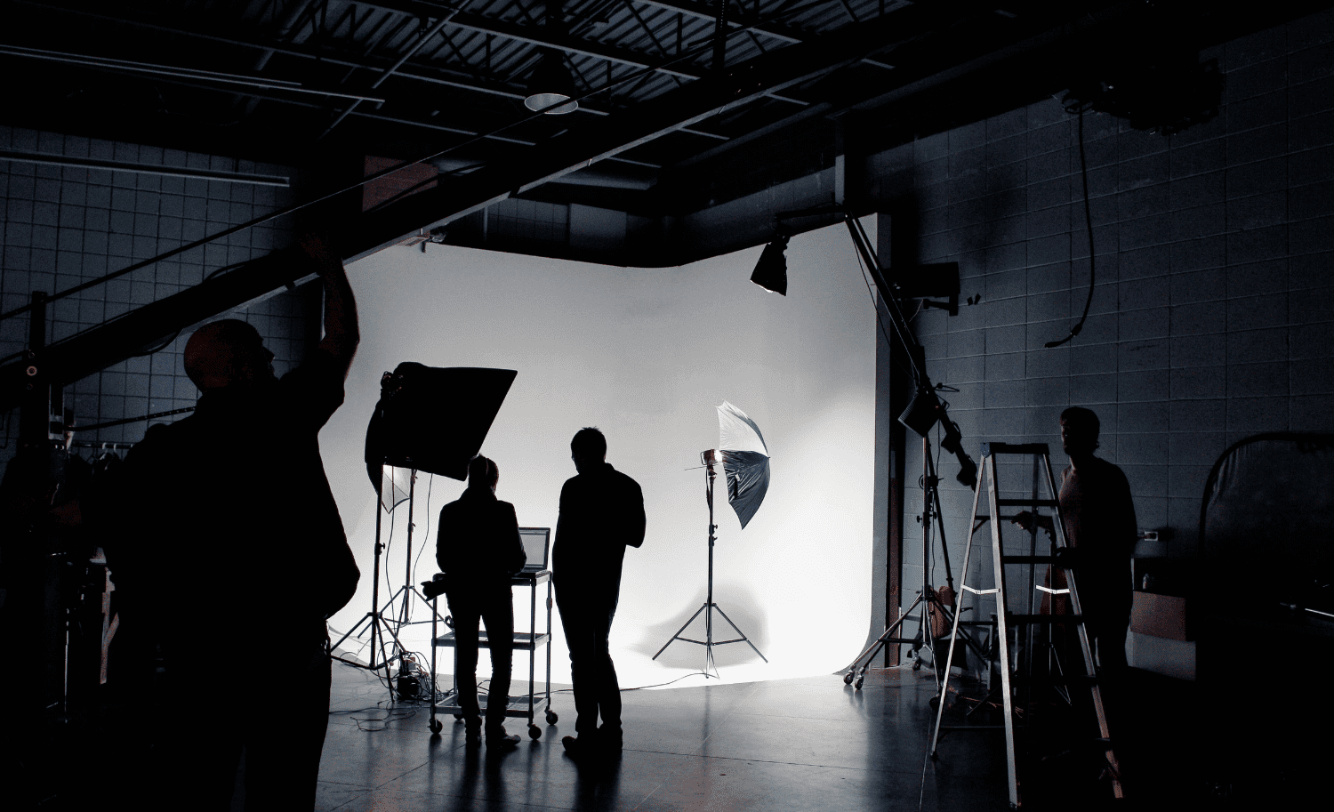 1500x913_call_ous ArribaEsAbajo: Tu productora audiovisual. Creamos videos corporativos, explicativos y más.